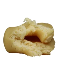 Erdnuss-Eisbecher Full Melt Hash Erdnuss-Eisbecher Full Melt Hash ist ein hochwertiges Full Melt Haschisch, das für seine besonders reine Qualität und sein cremiges, dessertartiges Aroma bekannt ist. Dieses Hash wurde für Menschen entwickelt, die ein intensives Geschmackserlebnis und eine saubere Verarbeitung schätzen. Full Melt Hash bedeutet, dass das Produkt sehr rein ist und beim Erhitzen fast vollständig schmilzt. Dadurch entsteht ein besonders weiches und hochwertiges Erlebnis. Produkt-Highlights Hochwertiges Full Melt Hash Sehr reine Verarbeitung Cremiges, süßliches Aroma Weiche, feine Konsistenz Ideal für erfahrene Konsumenten Qualität & Herstellung Erdnuss-Eisbecher Full Melt Hash wird aus sorgfältig ausgewählten Harzdrüsen hergestellt. Durch eine schonende Verarbeitung bleiben die natürlichen Terpene erhalten. Das sorgt für ein sauberes Produkt mit hoher Reinheit und gleichmäßiger Qualität. Die feine Struktur zeigt die hohe Qualität, die typisch für echtes Full Melt Hash ist. Aroma & Geschmack Das Aroma erinnert an ein süßes Dessert: Nussige Erdnussnoten Cremige und leicht süße Nuancen Sanfter, voller Nachgeschmack Der Geschmack ist weich und bleibt lange spürbar. Wirkung & Erlebnis Viele Konsumenten beschreiben die Wirkung als tief entspannend und gleichzeitig angenehm ausgeglichen. Aufgrund seiner Reinheit wird Full Melt Hash oft von erfahrenen Nutzern bevorzugt. Warum Full Melt Hash wählen? Full Melt Hash gilt als eine der reinsten Formen von Haschisch. Es bietet ein intensives Aroma und ein besonders sauberes Erlebnis. Sehr hohe Reinheit Intensiver Geschmack Gleichmäßige Qualität Premium Erlebnis FAQ Was bedeutet Full Melt? Es bedeutet, dass das Hash beim Erhitzen fast vollständig schmilzt, was ein Zeichen für hohe Reinheit ist. Ist es stark? Ja, es wird meist von erfahrenen Konsumenten empfohlen. Was macht dieses Hash besonders? Das cremige Dessert-Aroma kombiniert mit sehr hoher Qualität. Fazit Erdnuss-Eisbecher Full Melt Hash ist eine ausgezeichnete Wahl für alle, die ein besonders reines und aromatisches Premium-Hash suchen. Qualität, Geschmack und ein weiches Erlebnis stehen hier im Mittelpunkt.