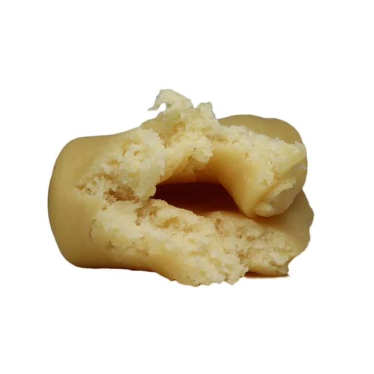 Erdnuss-Eisbecher Full Melt Hash Erdnuss-Eisbecher Full Melt Hash ist ein hochwertiges Full Melt Haschisch, das für seine besonders reine Qualität und sein cremiges, dessertartiges Aroma bekannt ist. Dieses Hash wurde für Menschen entwickelt, die ein intensives Geschmackserlebnis und eine saubere Verarbeitung schätzen. Full Melt Hash bedeutet, dass das Produkt sehr rein ist und beim Erhitzen fast vollständig schmilzt. Dadurch entsteht ein besonders weiches und hochwertiges Erlebnis. Produkt-Highlights Hochwertiges Full Melt Hash Sehr reine Verarbeitung Cremiges, süßliches Aroma Weiche, feine Konsistenz Ideal für erfahrene Konsumenten Qualität & Herstellung Erdnuss-Eisbecher Full Melt Hash wird aus sorgfältig ausgewählten Harzdrüsen hergestellt. Durch eine schonende Verarbeitung bleiben die natürlichen Terpene erhalten. Das sorgt für ein sauberes Produkt mit hoher Reinheit und gleichmäßiger Qualität. Die feine Struktur zeigt die hohe Qualität, die typisch für echtes Full Melt Hash ist. Aroma & Geschmack Das Aroma erinnert an ein süßes Dessert: Nussige Erdnussnoten Cremige und leicht süße Nuancen Sanfter, voller Nachgeschmack Der Geschmack ist weich und bleibt lange spürbar. Wirkung & Erlebnis Viele Konsumenten beschreiben die Wirkung als tief entspannend und gleichzeitig angenehm ausgeglichen. Aufgrund seiner Reinheit wird Full Melt Hash oft von erfahrenen Nutzern bevorzugt. Warum Full Melt Hash wählen? Full Melt Hash gilt als eine der reinsten Formen von Haschisch. Es bietet ein intensives Aroma und ein besonders sauberes Erlebnis. Sehr hohe Reinheit Intensiver Geschmack Gleichmäßige Qualität Premium Erlebnis FAQ Was bedeutet Full Melt? Es bedeutet, dass das Hash beim Erhitzen fast vollständig schmilzt, was ein Zeichen für hohe Reinheit ist. Ist es stark? Ja, es wird meist von erfahrenen Konsumenten empfohlen. Was macht dieses Hash besonders? Das cremige Dessert-Aroma kombiniert mit sehr hoher Qualität. Fazit Erdnuss-Eisbecher Full Melt Hash ist eine ausgezeichnete Wahl für alle, die ein besonders reines und aromatisches Premium-Hash suchen. Qualität, Geschmack und ein weiches Erlebnis stehen hier im Mittelpunkt.